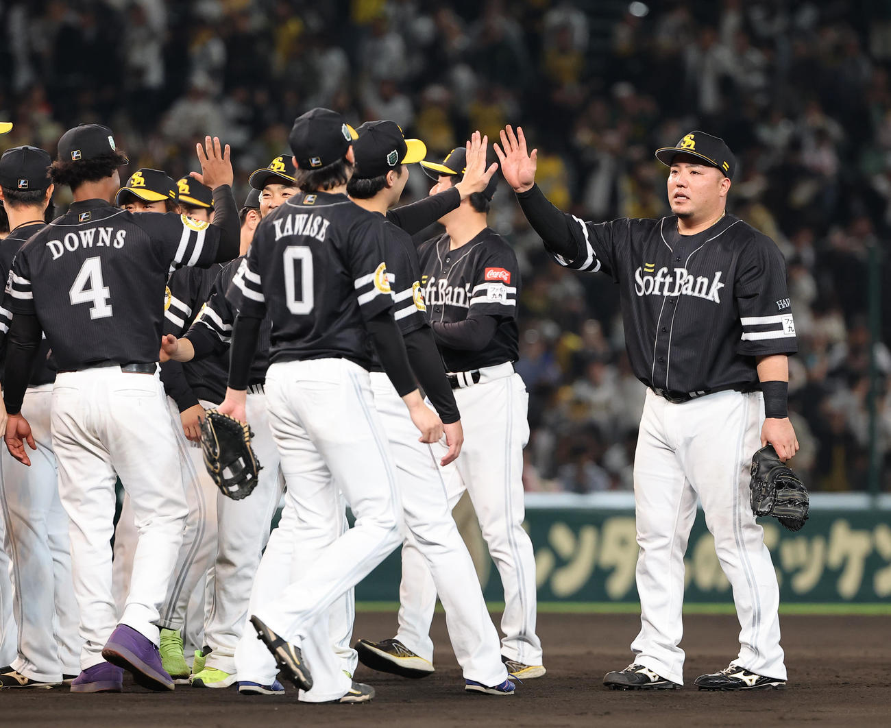 阪神対ソフトバンク　日本シリーズを制した山川（右）はナインとハイタッチする（撮影・上田博志）