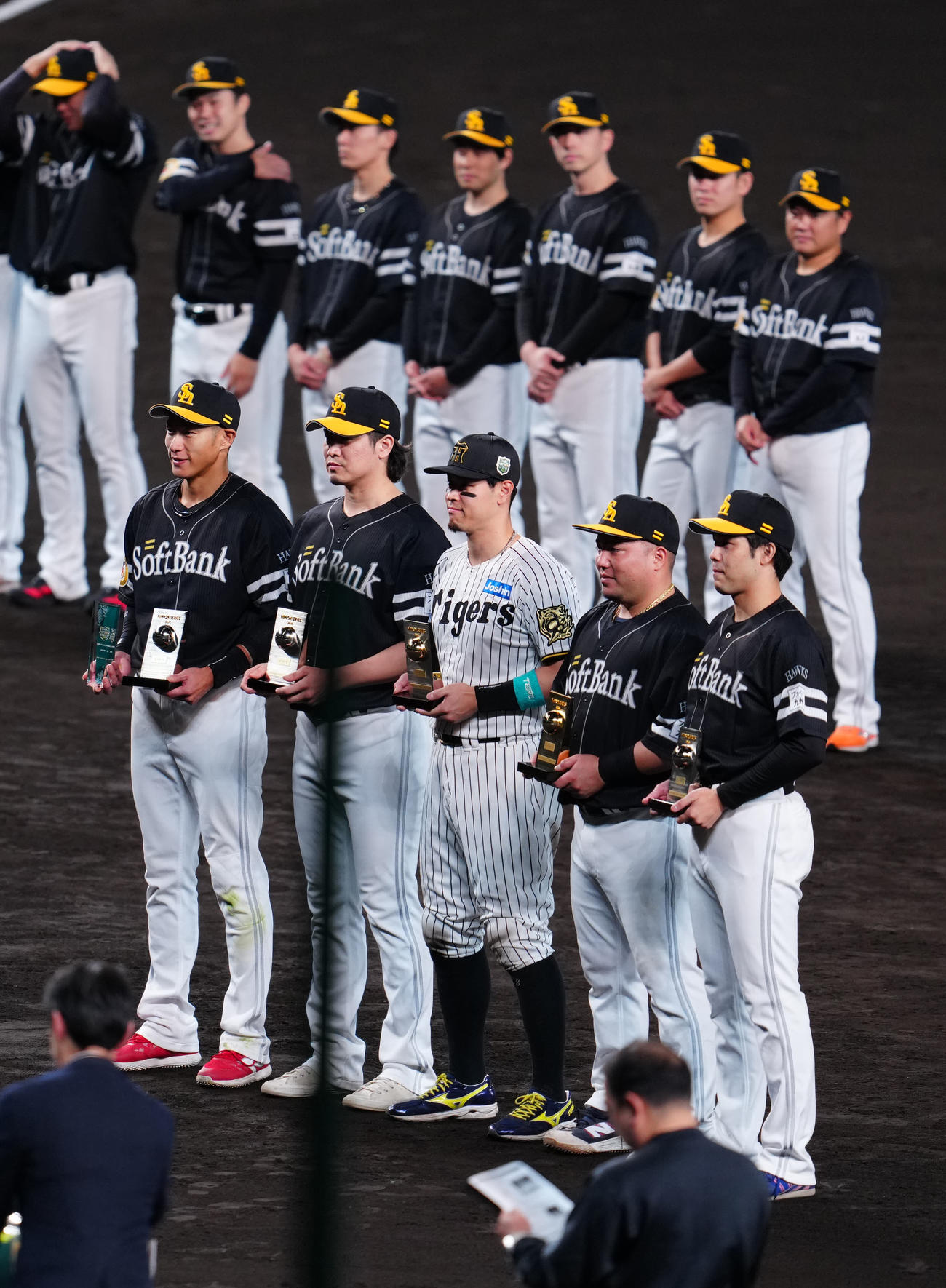 阪神対ソフトバンク　表彰式で阪神佐藤輝（中央）と写真に納まるソフトバンクの選手たち。左から柳田、杉山、1人おいて山川、藤井（撮影・江口和貴）