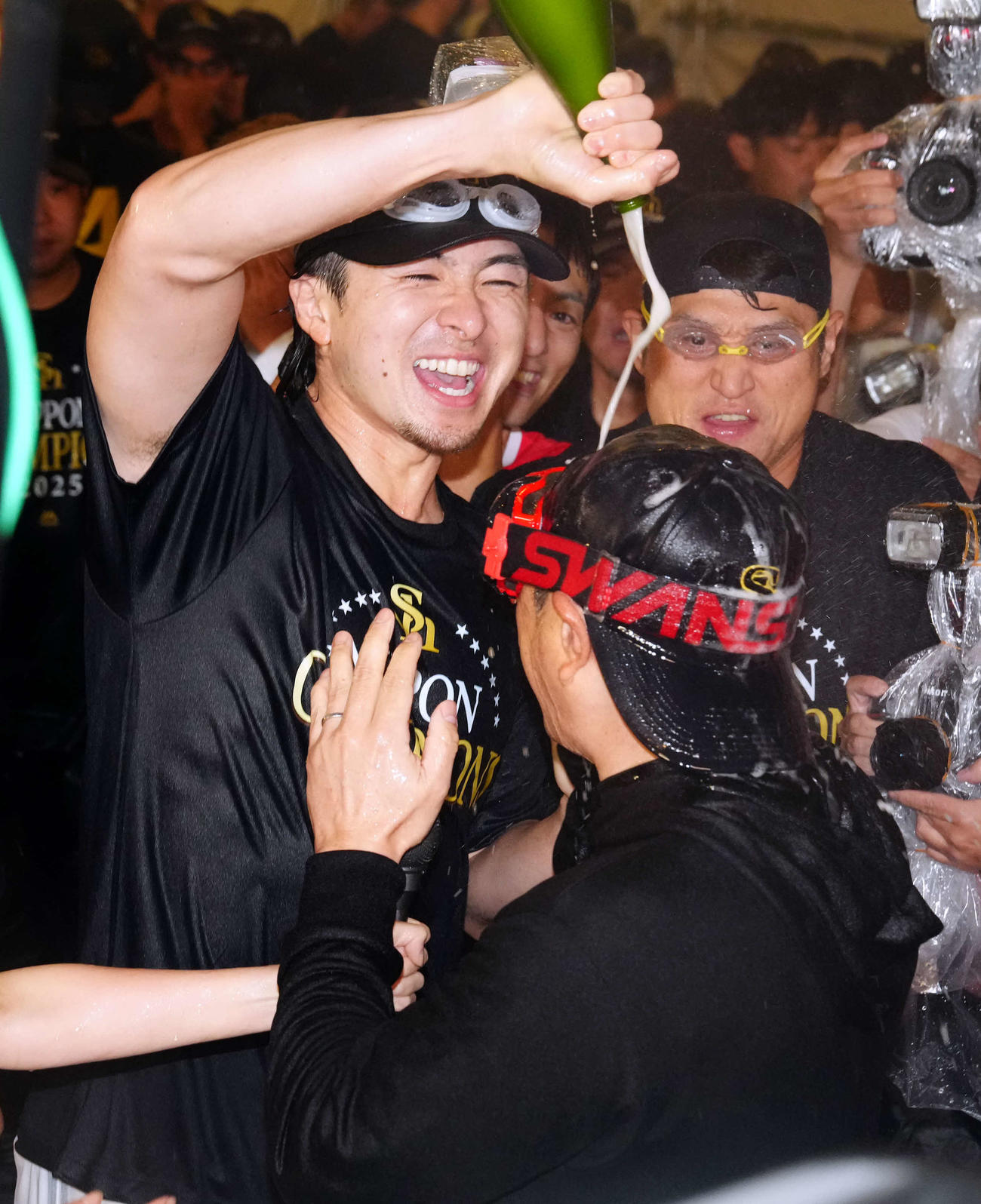 日本一祝勝会でソフトバンク小久保監督（手前）にシャンパンをかける上沢（撮影・江口和貴）