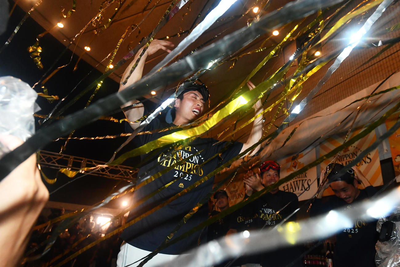 祝勝会に登場したソフトバンク周東（撮影・岩下翔太）