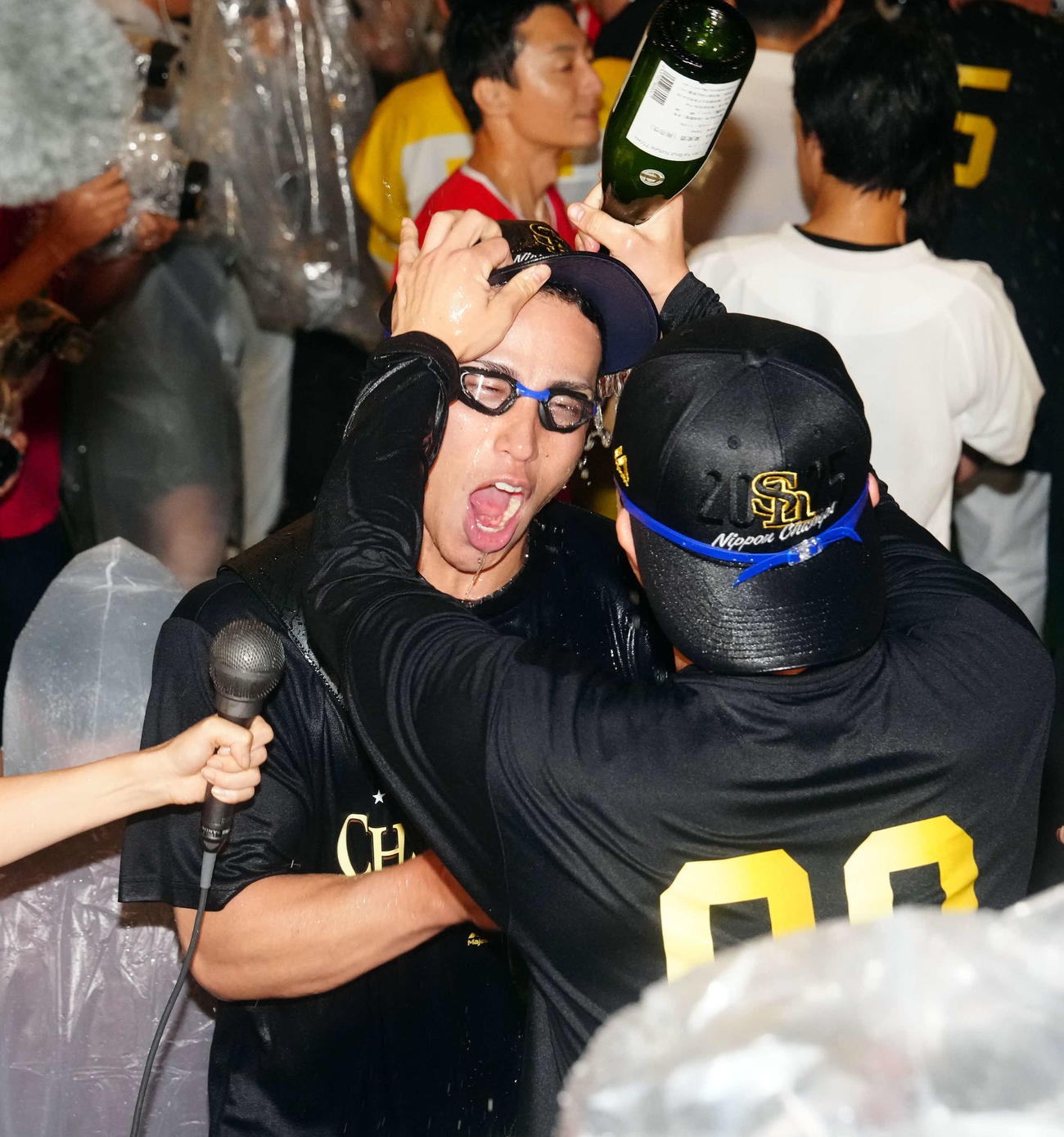 日本一祝勝会でシャンパンファイトするソフトバンク野村（撮影・江口和貴）