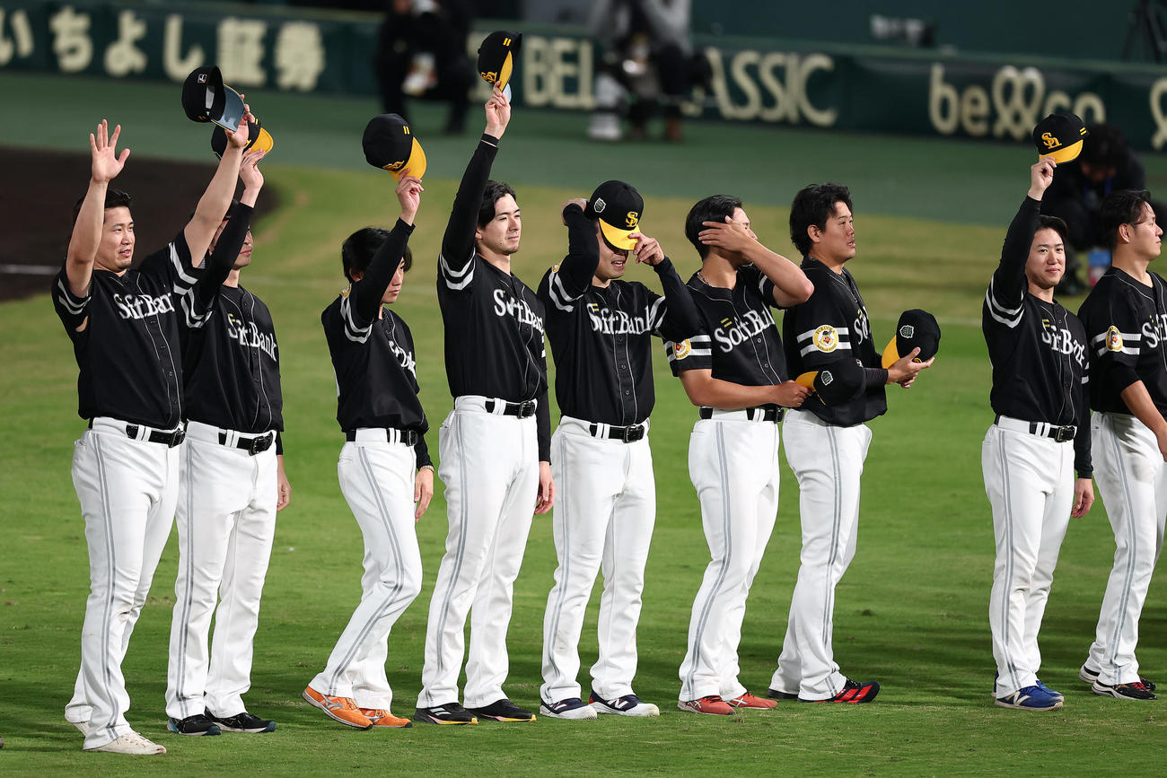 阪神対ソフトバンク　阪神を破り日本一を達成し、スタンドのファンにあいさつする杉山（左端）らソフトバンクの選手たち（撮影・前田充）