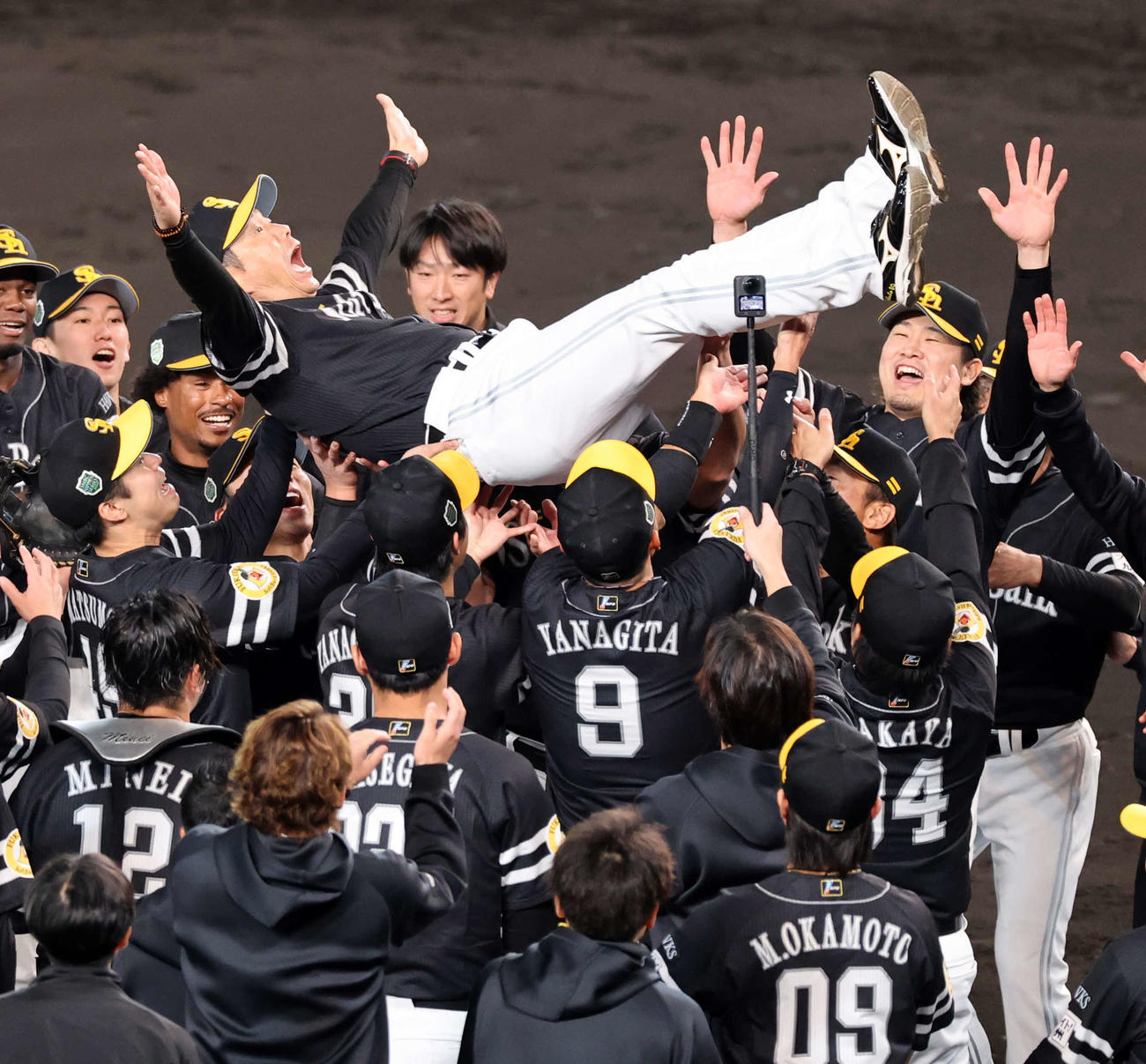 阪神対ソフトバンク　日本一を決めソフトバンク小久保監督を笑顔で胴上げする杉山（右奥）ら（撮影・浅見桂子）
