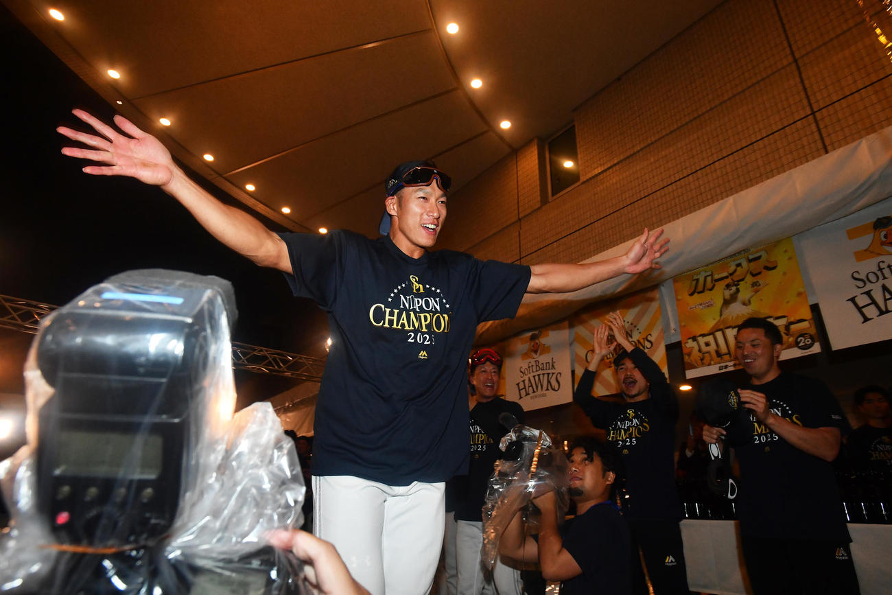 祝勝会に笑顔で登場したソフトバンク柳田（撮影・岩下翔太）