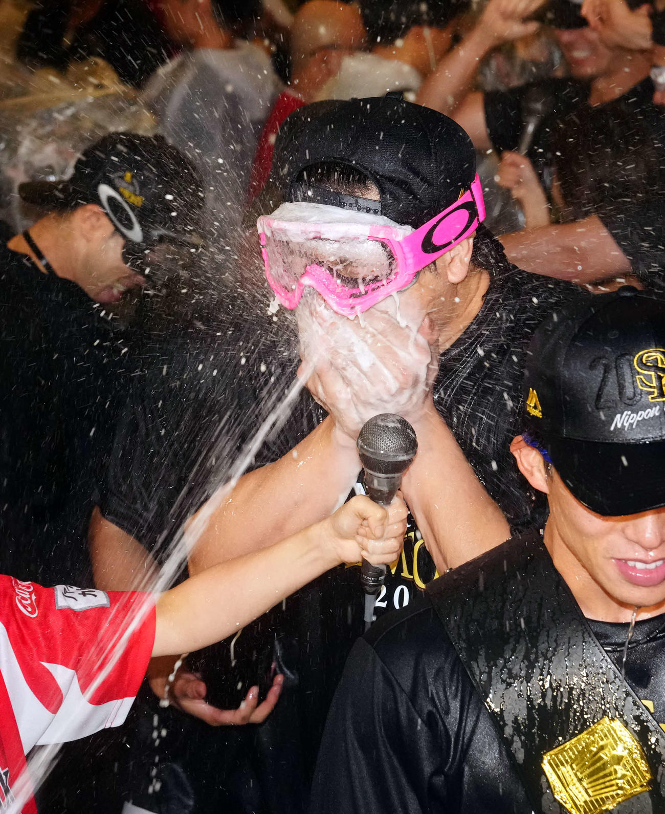 日本一祝勝会でシャンパンを浴びるソフトバンク杉山（撮影・江口和貴）