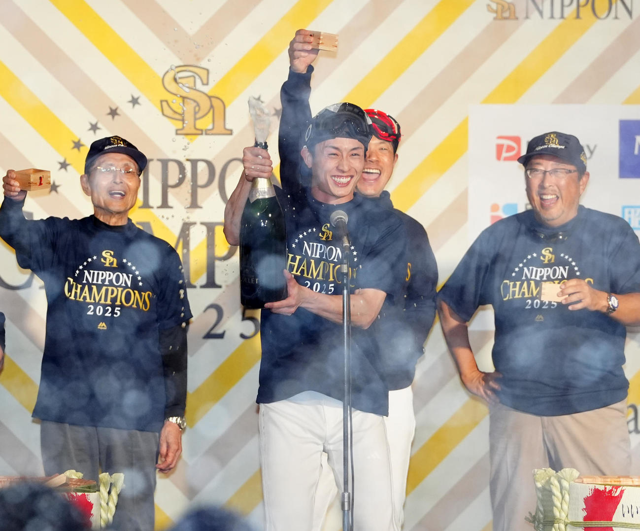 祝勝会に臨む選手会長のソフトバンク周東（中央）（撮影・江口和貴）
