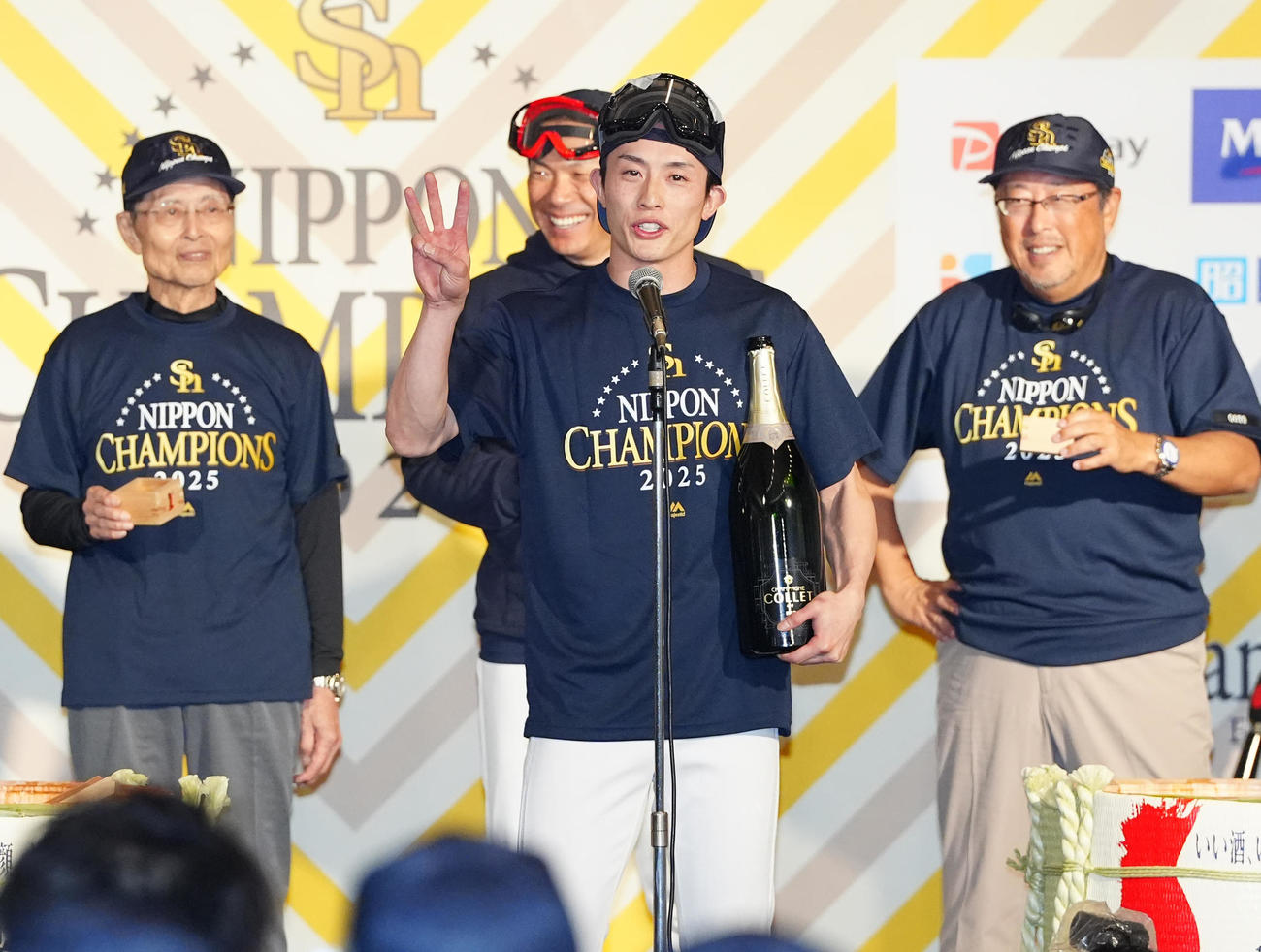 祝勝会であいさつする選手会長のソフトバンク周東（中央）（撮影・江口和貴）