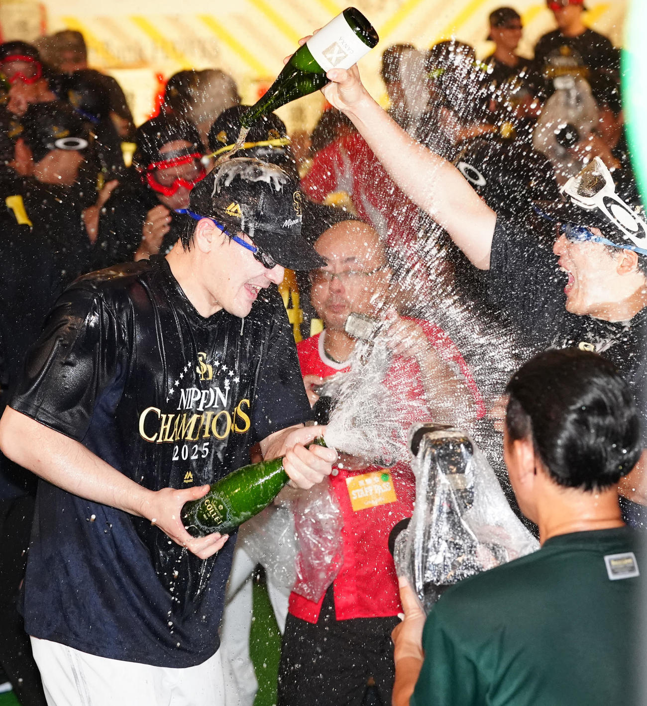祝勝会で盛り上がるソフトバンク有原（左）（撮影・江口和貴）