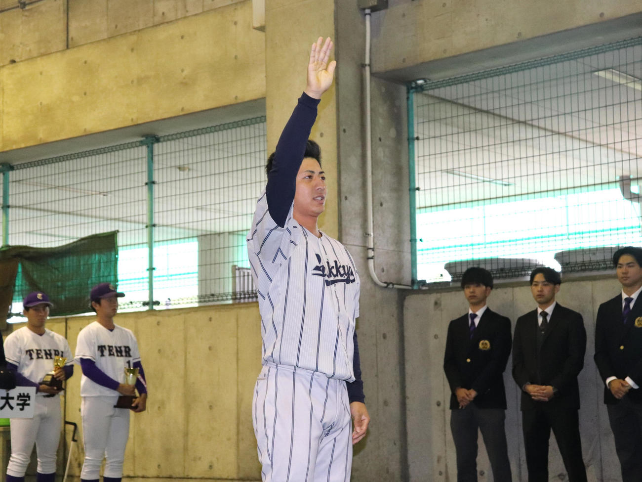 関西地区大学野球選手権　開会式　選手宣誓した、佛教大の主将・本間賢人。双子の弟悠人（ともに4年＝奈良大付）は奈良学園大の主将（撮影・中島麗）