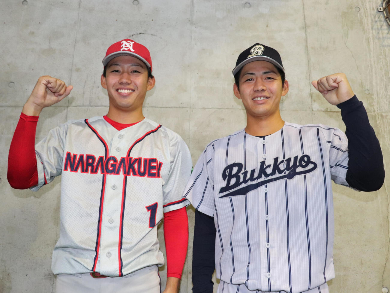 関西地区大学野球選手権　開会式　選手宣誓した、佛教大の主将・本間賢人内野手（右）と2年連続でそろって参戦する、奈良学園大の主将で双子の弟悠人内野手（ともに4年＝奈良大付、左）（撮影・中島麗）