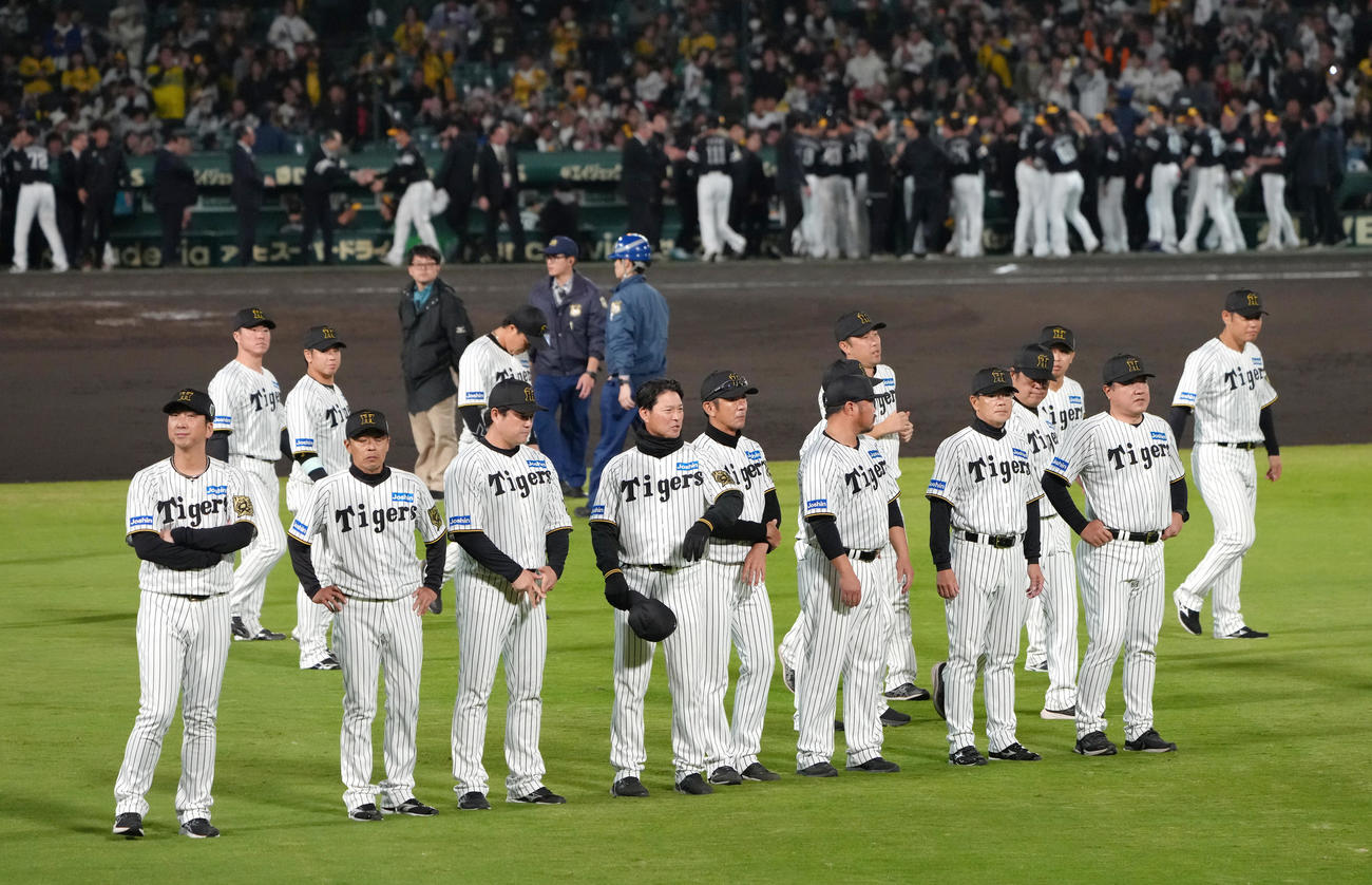 阪神対ソフトバンク　ソフトバンクに敗れスタンドへとあいさつに向かう阪神藤川監督（左端）ら（撮影・足立雅史）