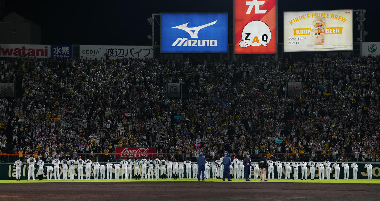 ソフトバンクに敗れ、ファンに一礼する阪神ナイン（撮影・鈴木みどり）