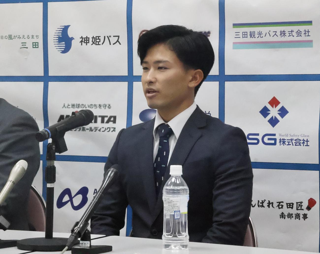 指名あいさつ後に取材を受ける阪神育成ドラフト2位の関西独立リーグ・兵庫の山崎（撮影・塚本光）