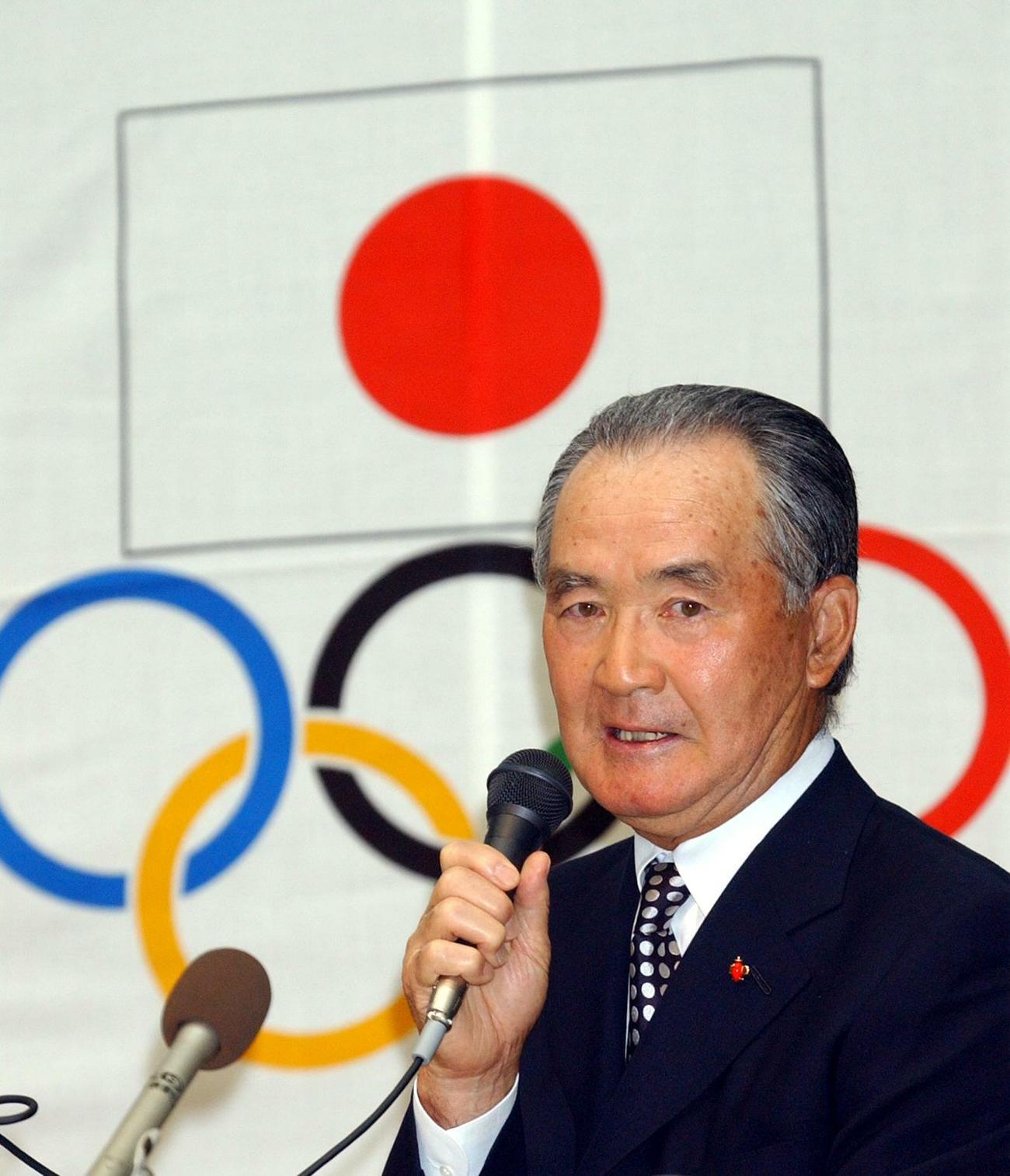 02年　日本オリンピック委員会主催のコーチ会議で講演した長嶋さんは日の丸と五輪旗の前で熱く語る