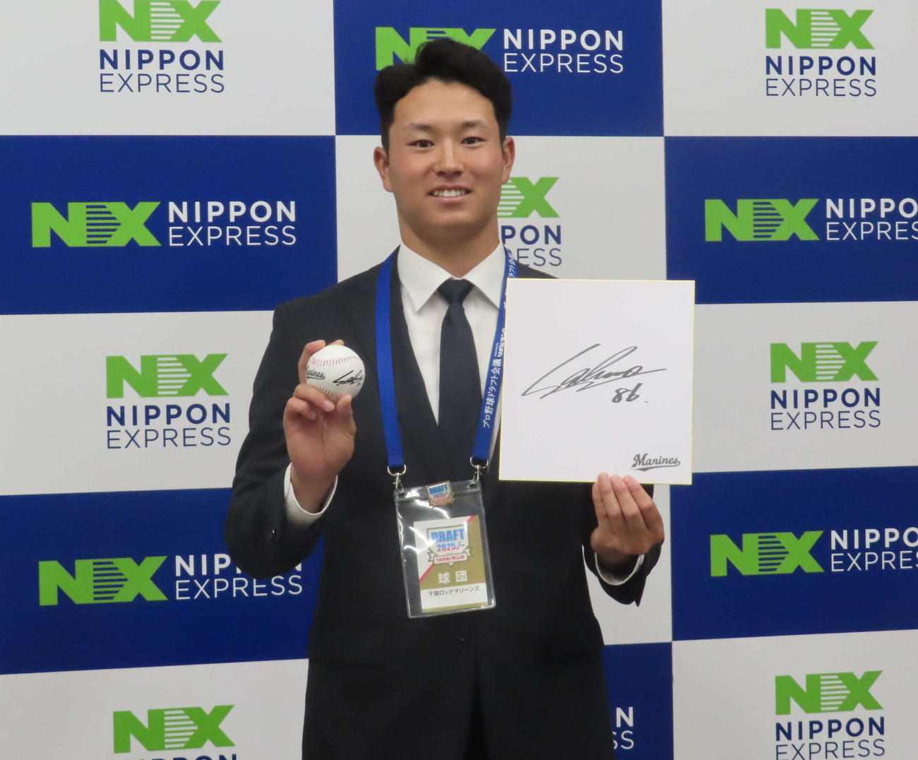 日本通運・冨士はサブロー監督の直筆サイン入りボールと色紙を手に笑顔を見せる（撮影・山本佳央）