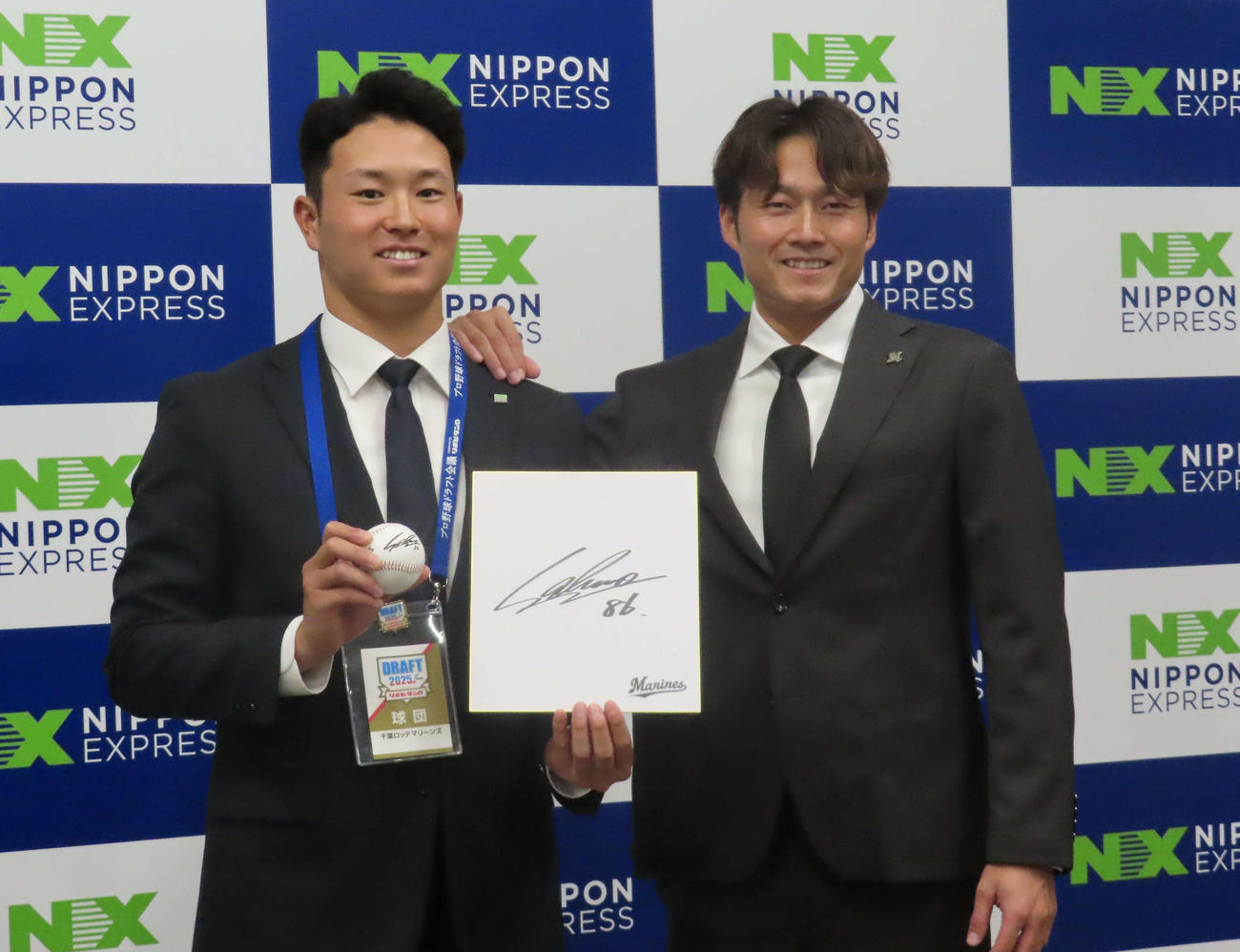 指名あいさつを受けたロッテ5位の日本通運・冨士（左）と有吉スカウト（撮影・山本佳央）
