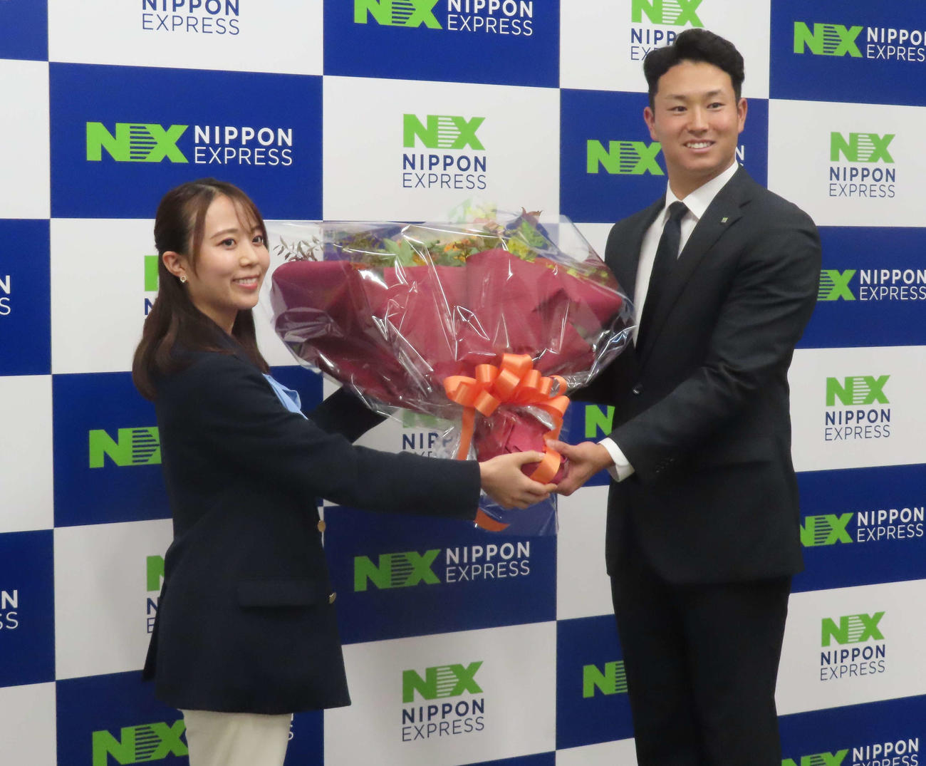 日本通運・冨士は社員から花束を受け取る（撮影・山本佳央）