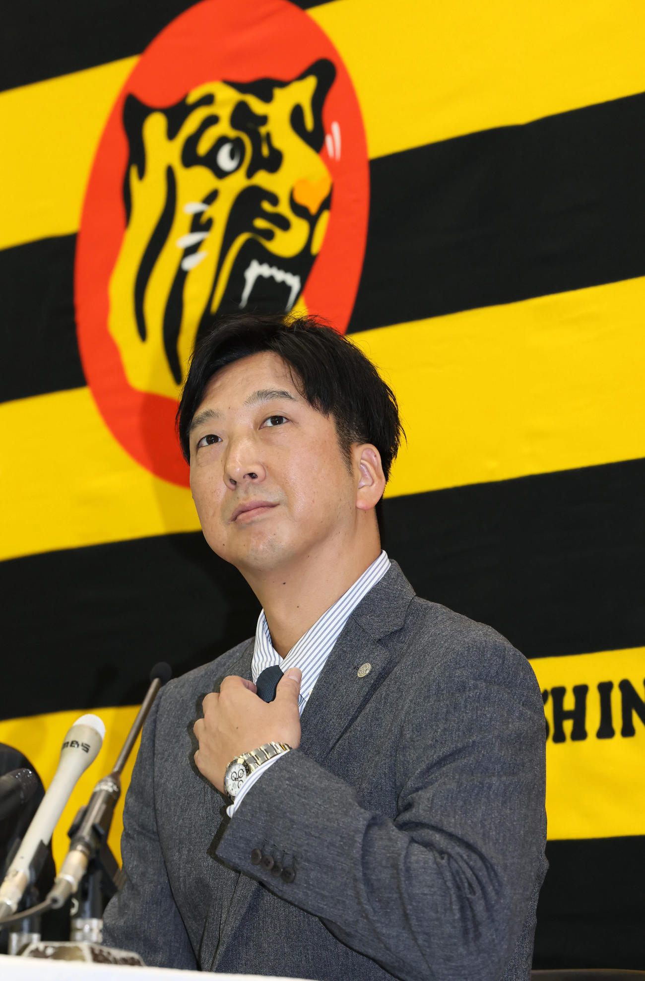 オーナー報告を終え会見する阪神藤川監督（撮影・加藤哉）