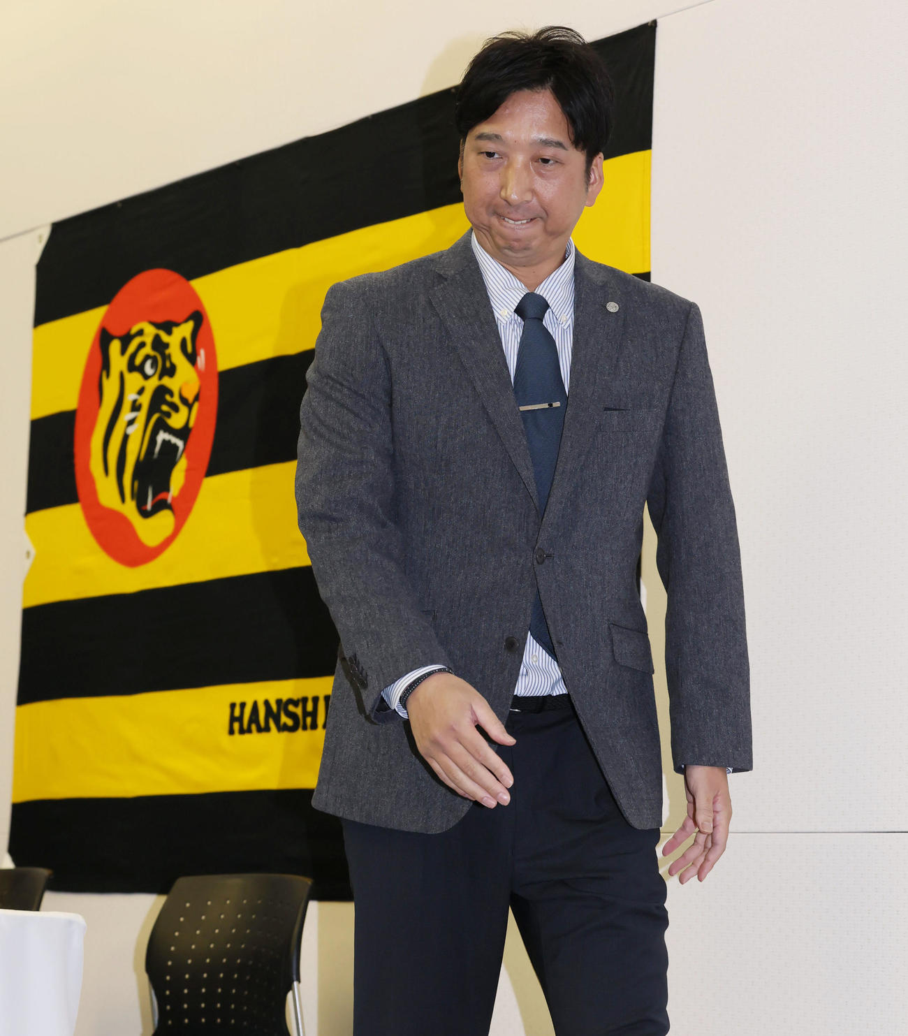 オーナー報告と会見を終え席を立つ阪神藤川監督（撮影・加藤哉）