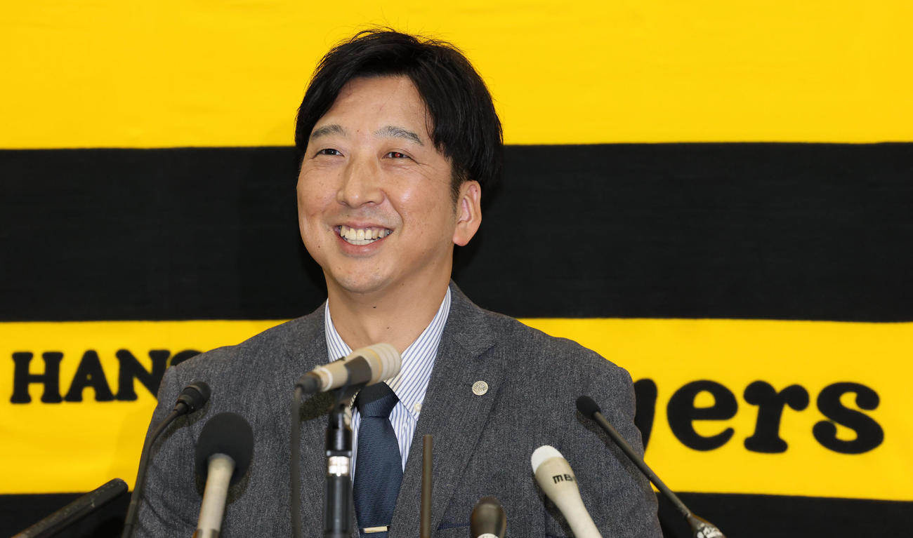 オーナー報告を終え記者会見で笑顔を見せる阪神藤川監督（撮影・加藤哉）