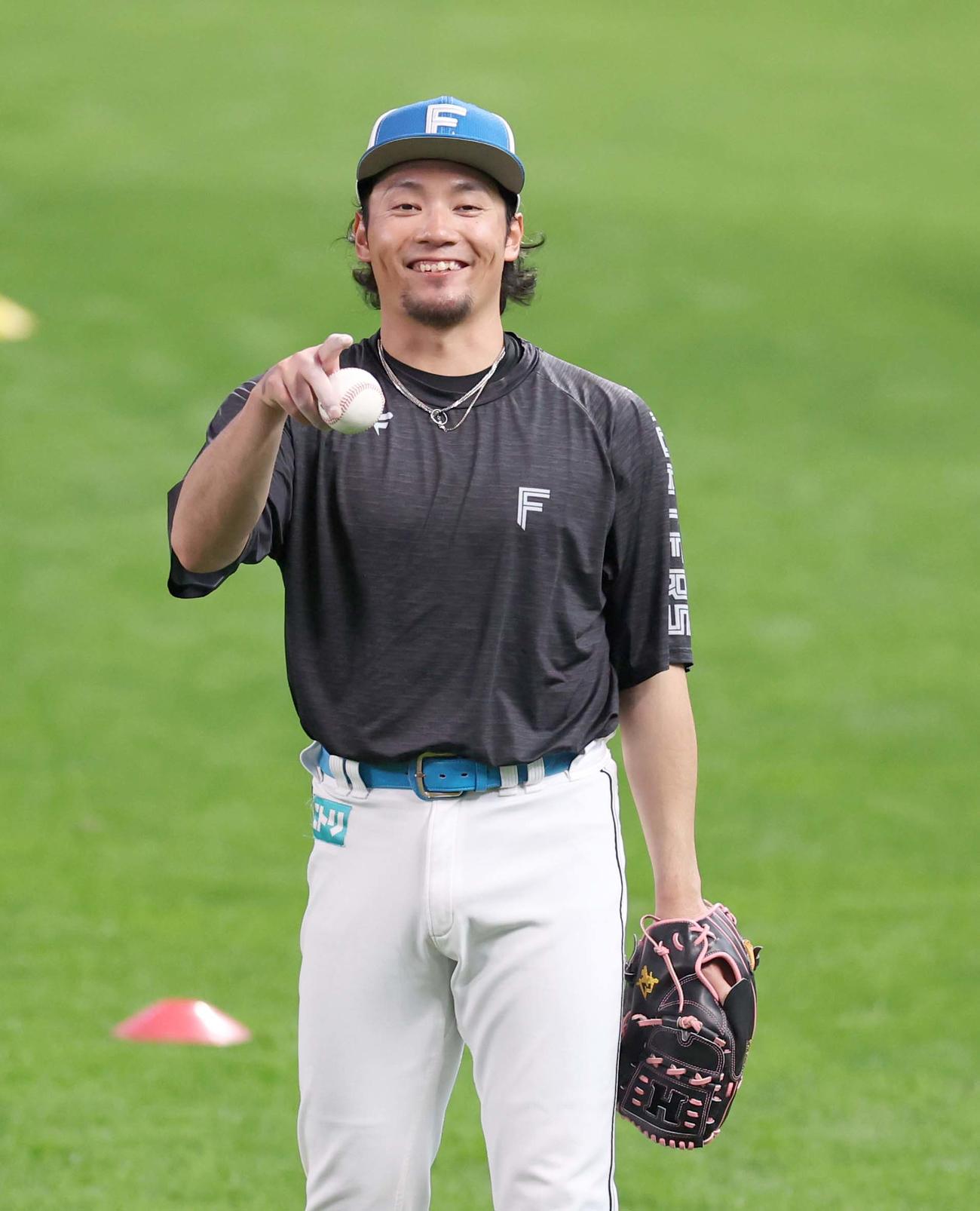 1軍秋季キャンプが始まり笑顔でキャッチボールする日本ハム伊藤（撮影・黒川智章）