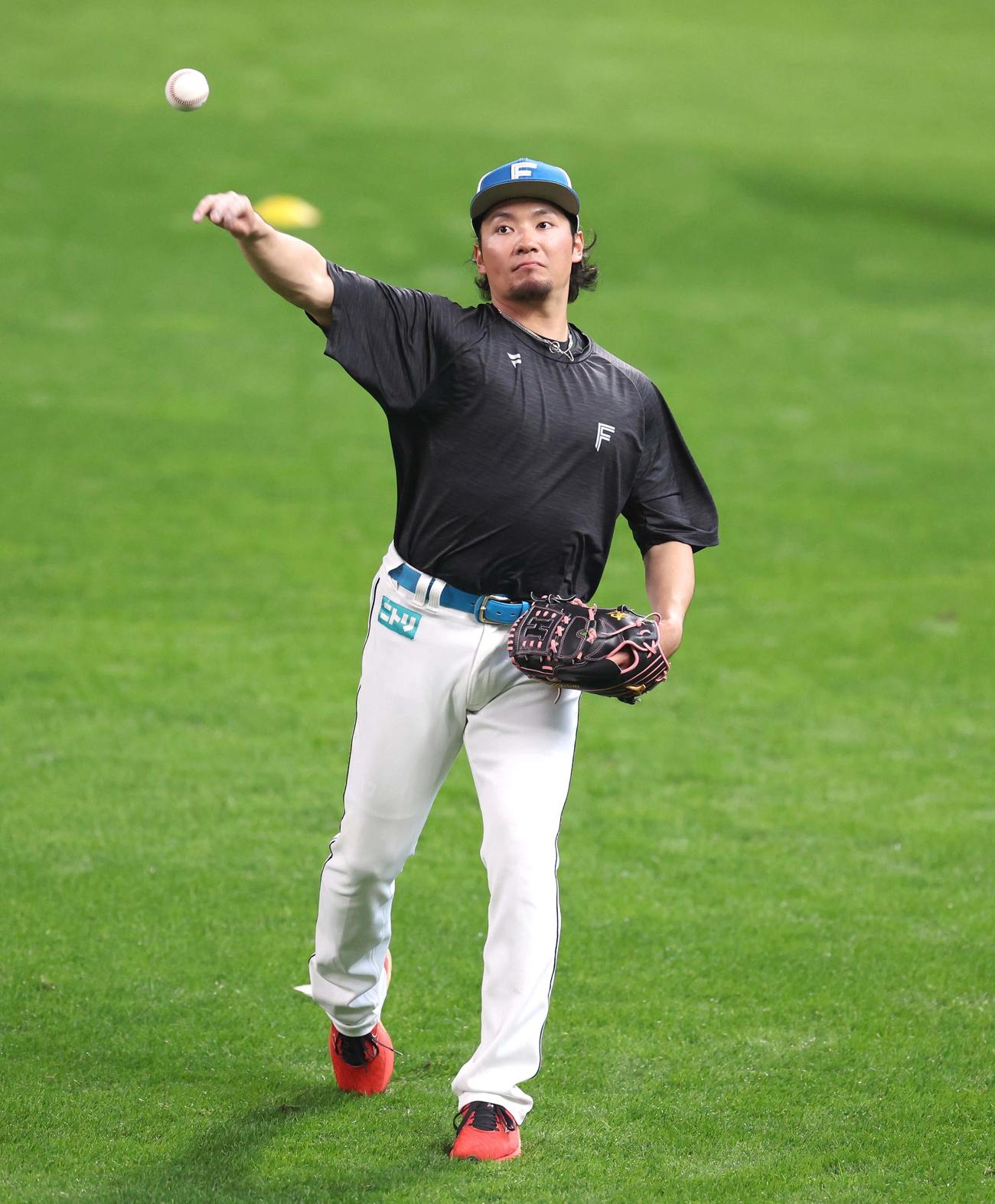 キャッチボールする日本ハム伊藤（撮影・黒川智章）