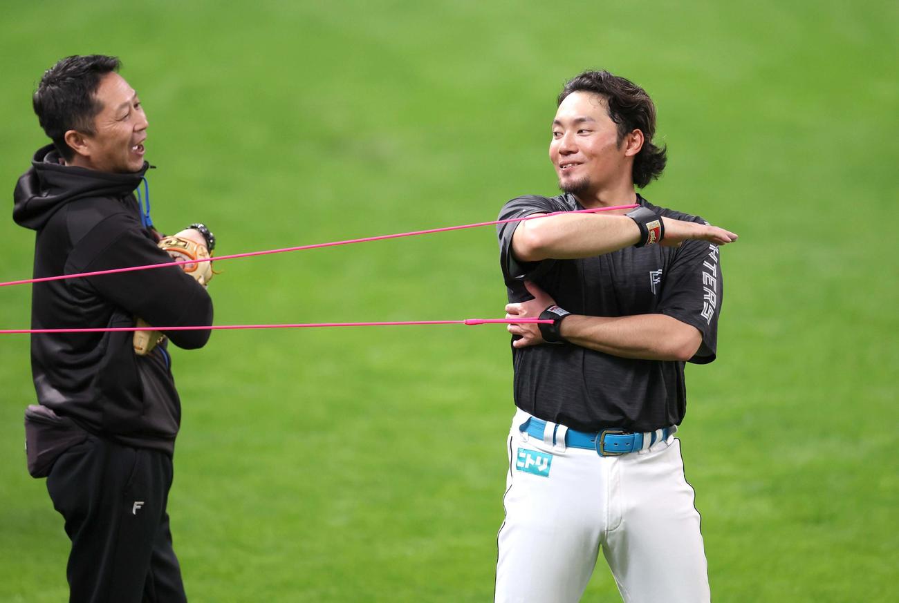 フィジカルトレーニングする日本ハム伊藤（撮影・黒川智章）