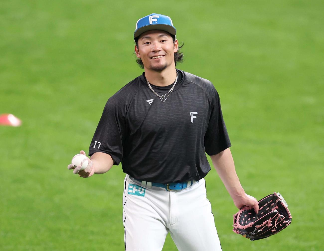 1軍秋季キャンプが始まり笑顔でキャッチボールする日本ハム伊藤（撮影・黒川智章）
