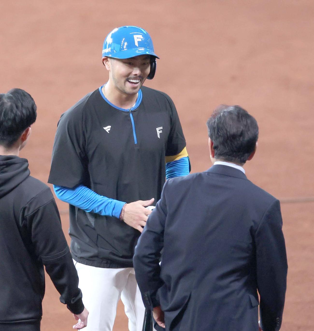 日本ハム1軍秋季キャンプにテスト生として参加し栗山CBO（右）と話す林家正（撮影・黒川智章）