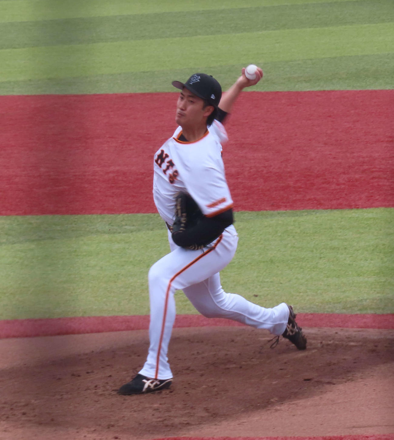 秋季練習　投内連携でマウンドに立つ巨人西舘（撮影・北村健龍）