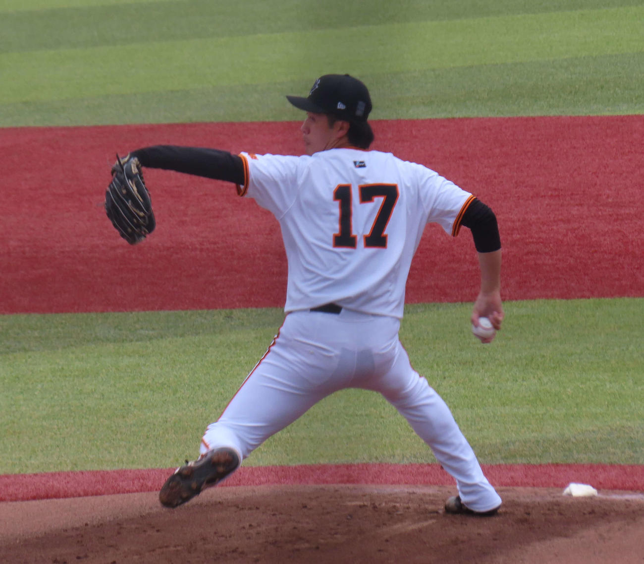 秋季練習　投内連携でマウンドに立つ巨人西舘（撮影・北村健龍）