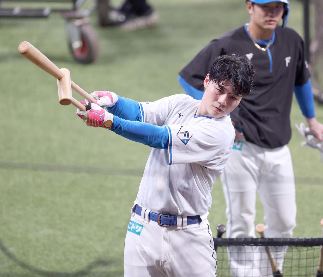 さまざまな形状のバットでティー打撃する日本ハム清宮幸（撮影・黒川智章）