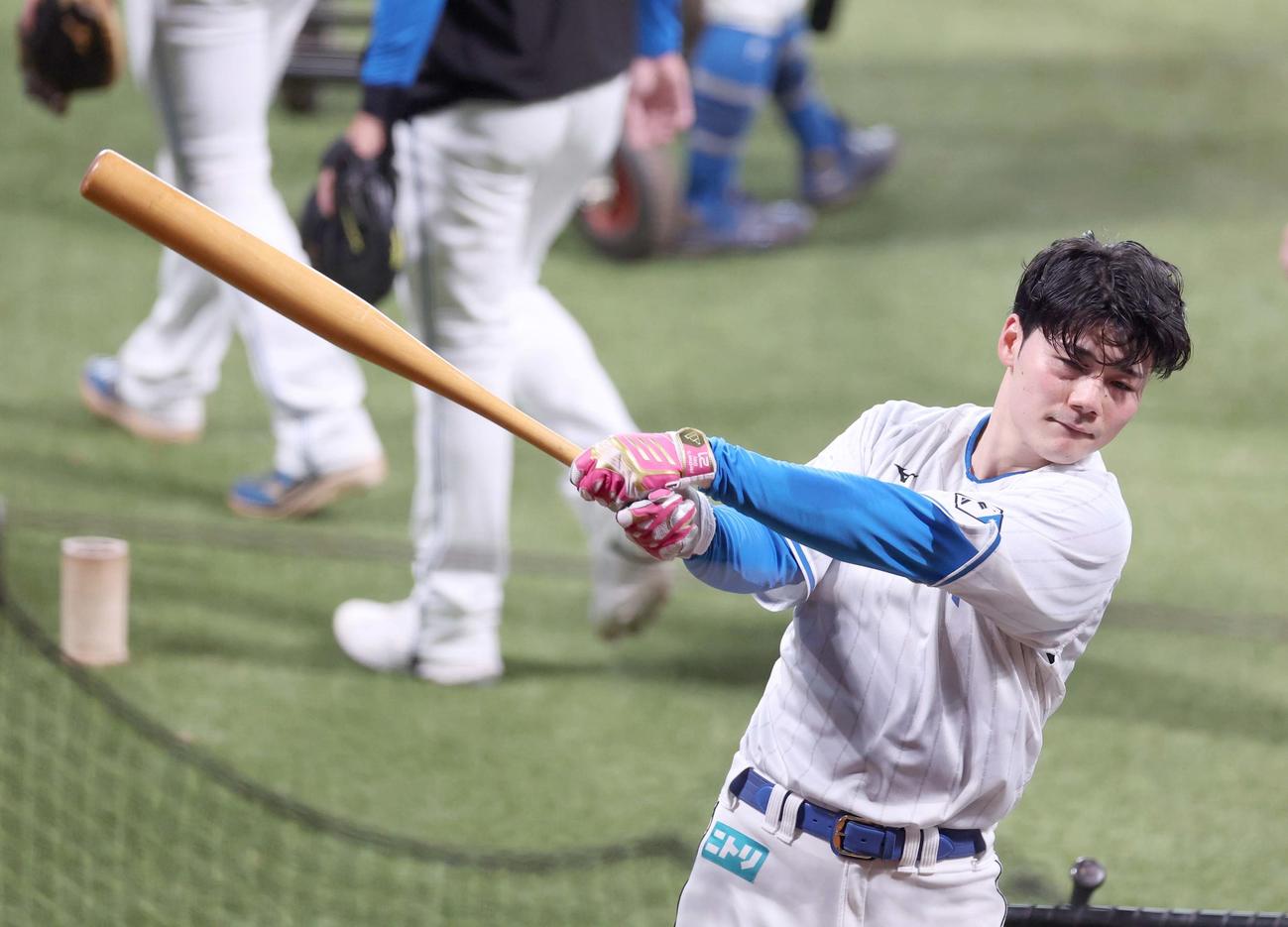 さまざまな形状のバットでティー打撃する日本ハム清宮幸（撮影・黒川智章）