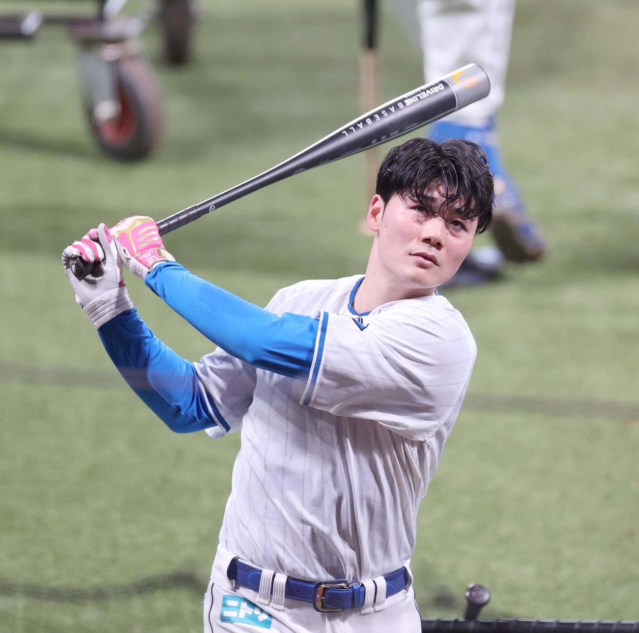 さまざまな形状のバットでティー打撃する日本ハム清宮幸（撮影・黒川智章）