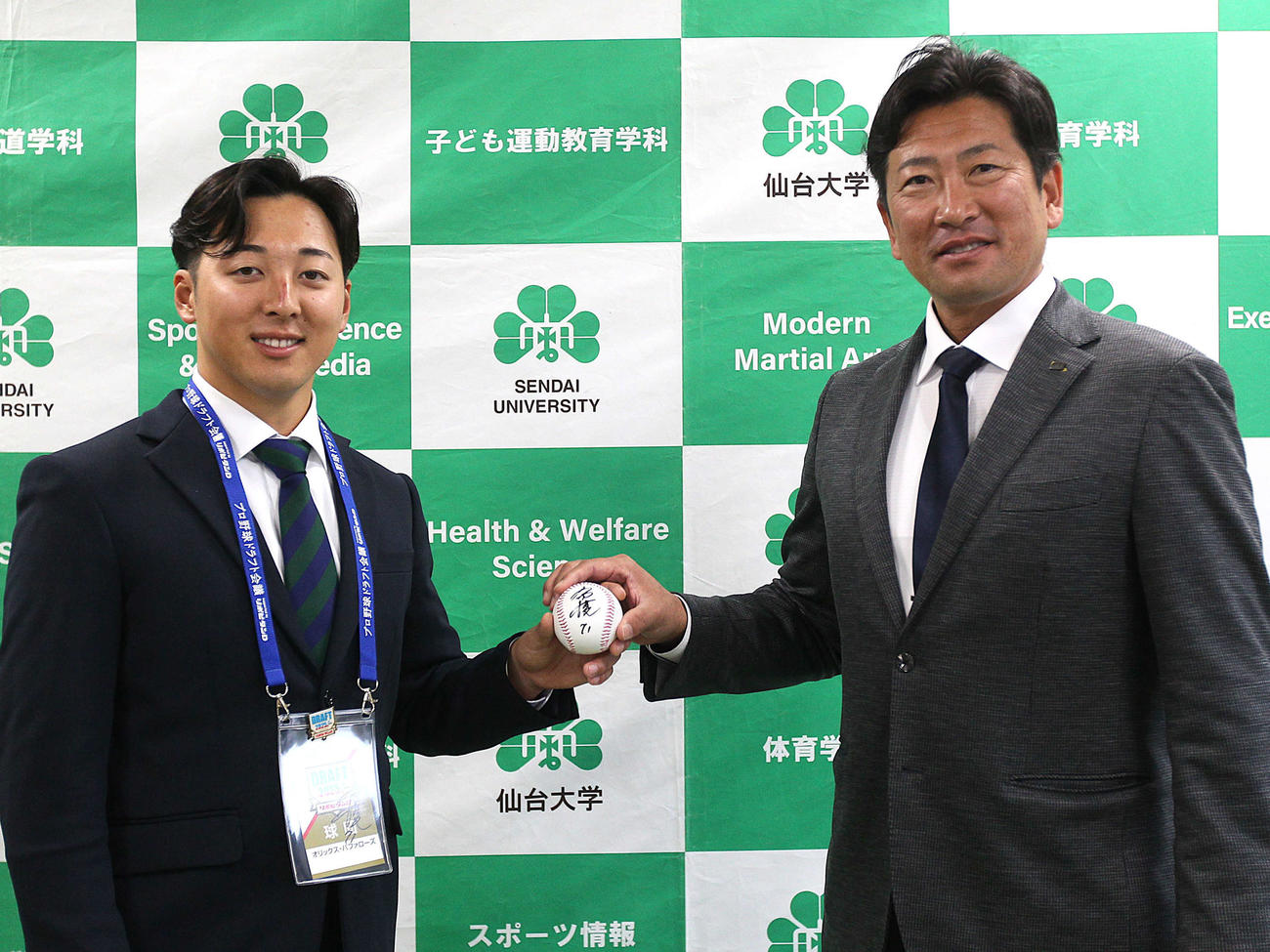 オリックス小松スカウト（右）から指名あいさつを受けた仙台大・渡辺（撮影・高橋香奈）