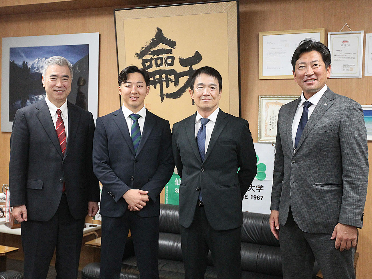 指名あいさつを終えた、左から仙台大・高橋仁学長、渡辺、森本監督、オリックス小松スカウト（撮影・高橋香奈）
