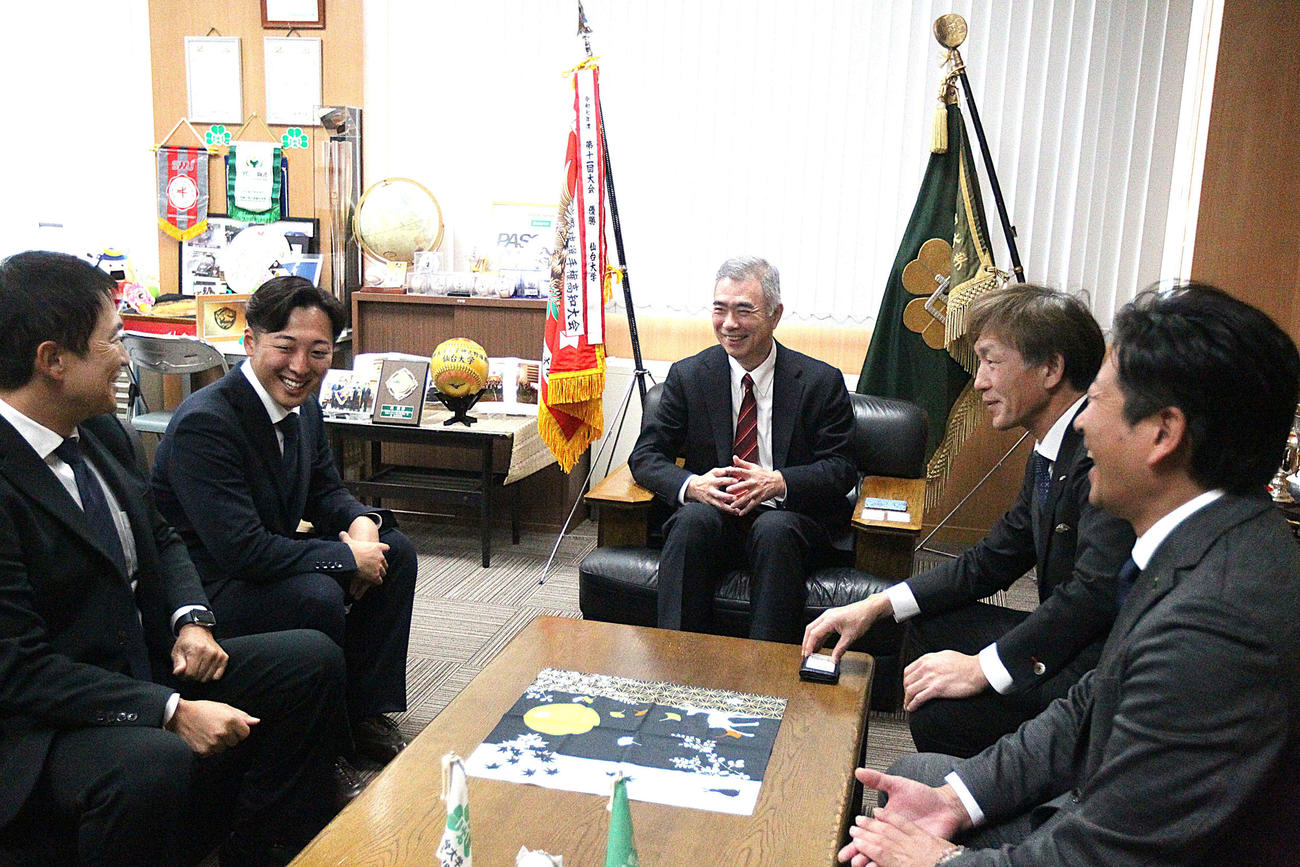 指名あいさつで和やかに談笑する左から仙台大・森本監督、渡辺、高橋学長、オリックス編成部・牧田副部長、小松スカウト＝2025年10月31日