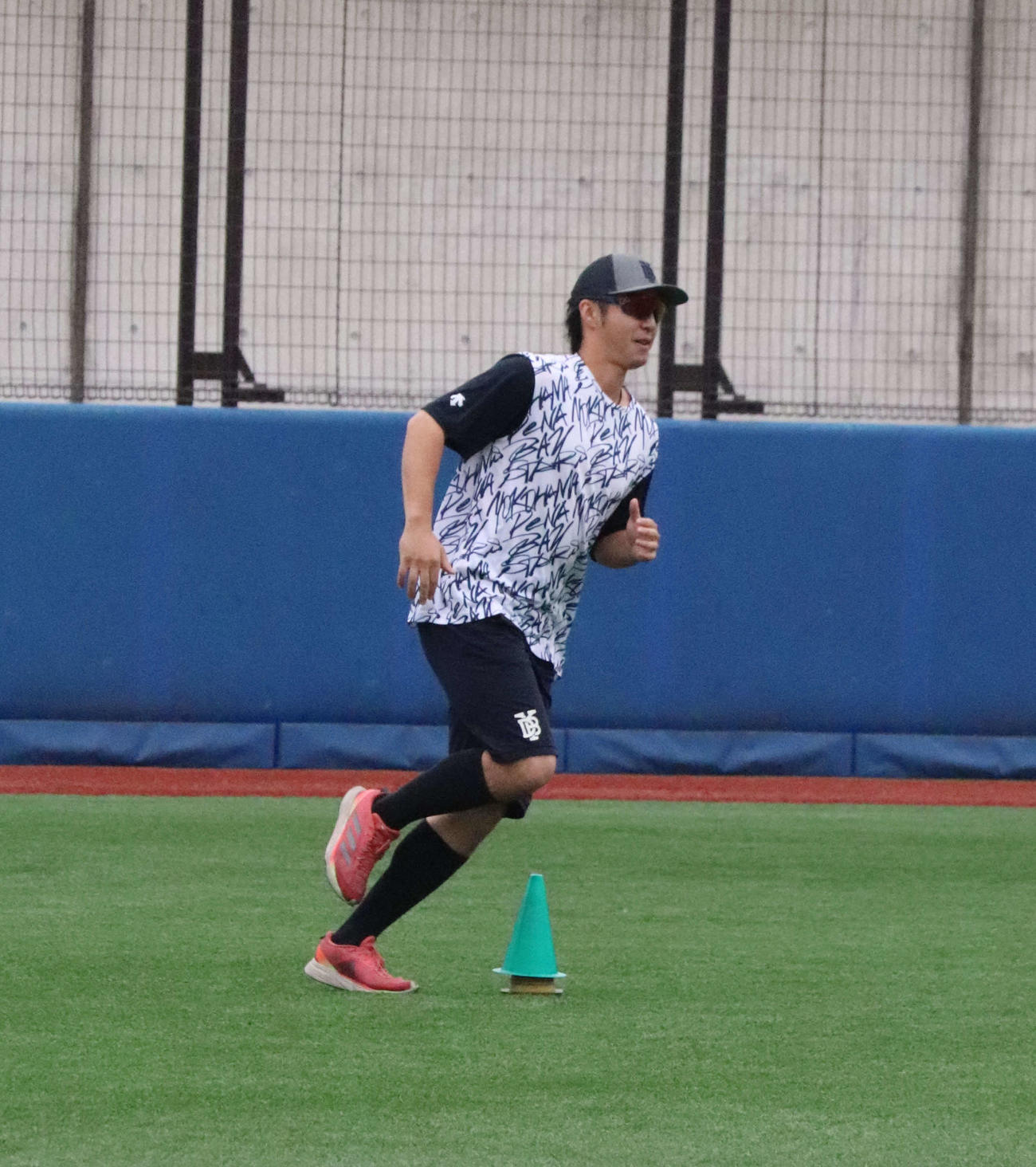 ランニングするDeNA度会（撮影・小早川宗一郎）