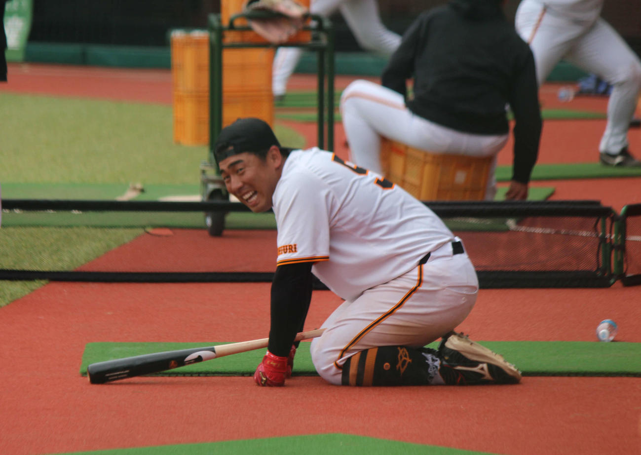 ロングティー練習を終えて膝をつく浅野