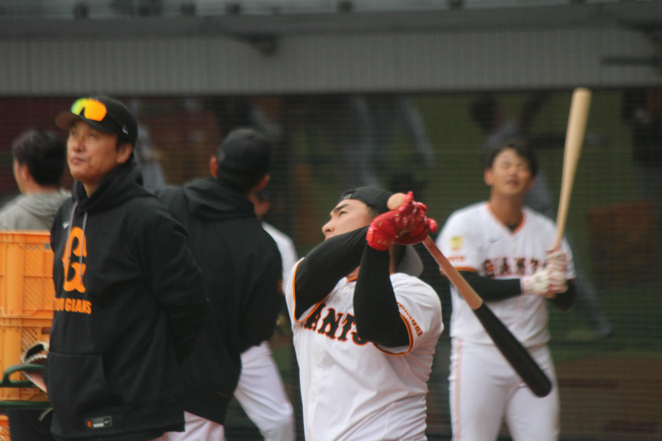 ロングティー練習で打ち込む浅野と李承燁・臨時コーチ（左）