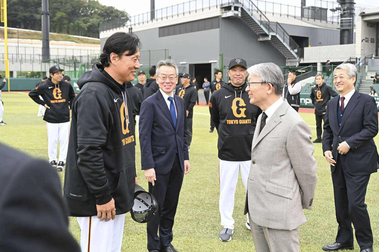 李承燁臨時コーチ（左）と言葉を交わす巨人山口オーナー（読売巨人軍提供）