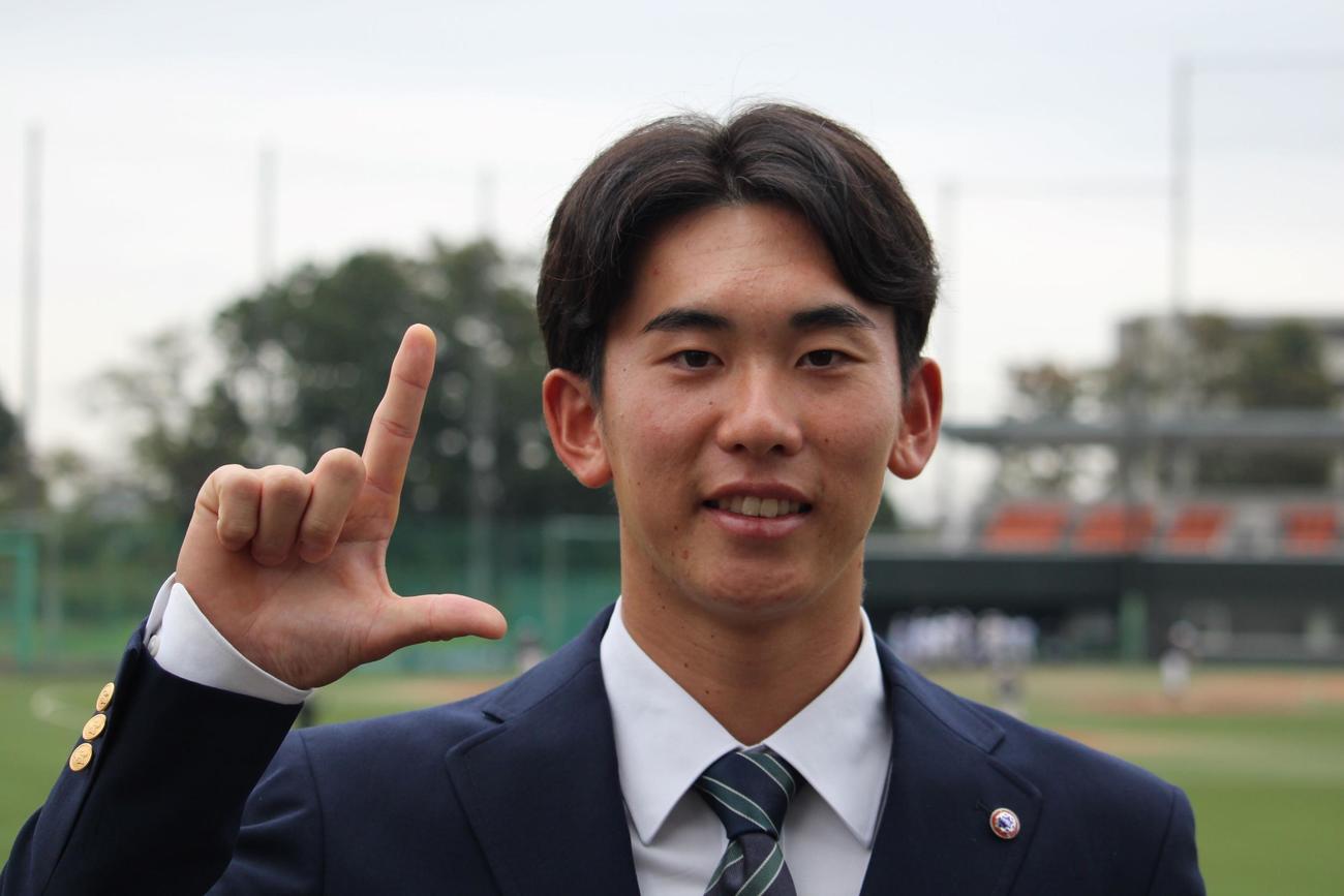 西武の指名あいさつを受けたドラフト1位の明大・小島（撮影・金子真仁）