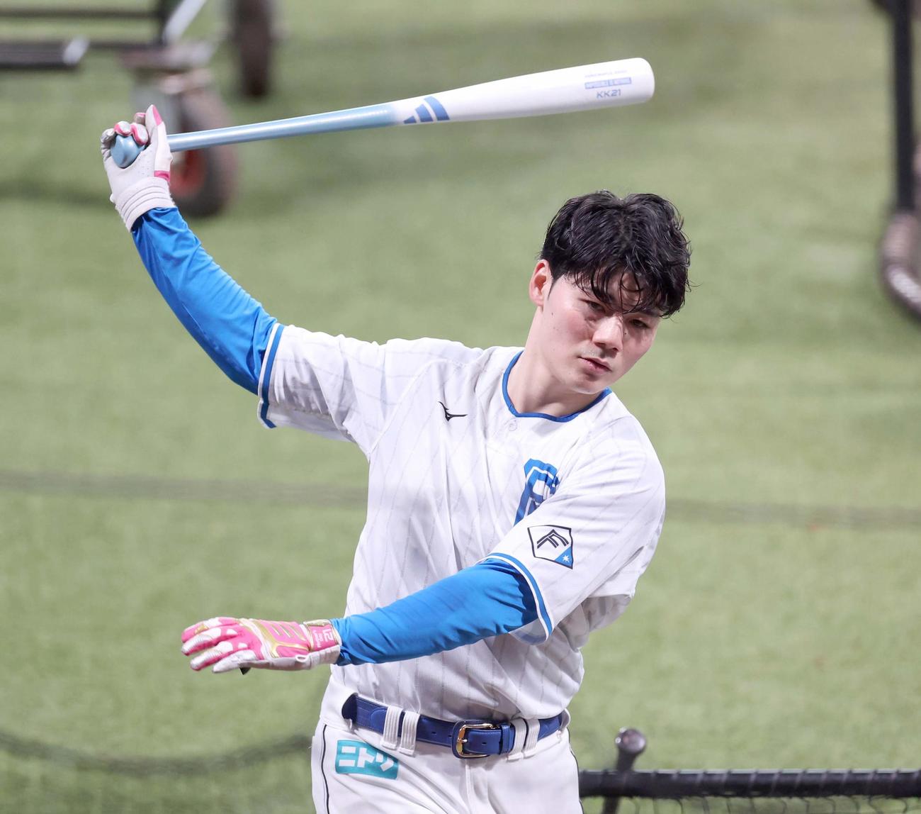 さまざまな形状のバットでティー打撃する日本ハム清宮幸（撮影・黒川智章）