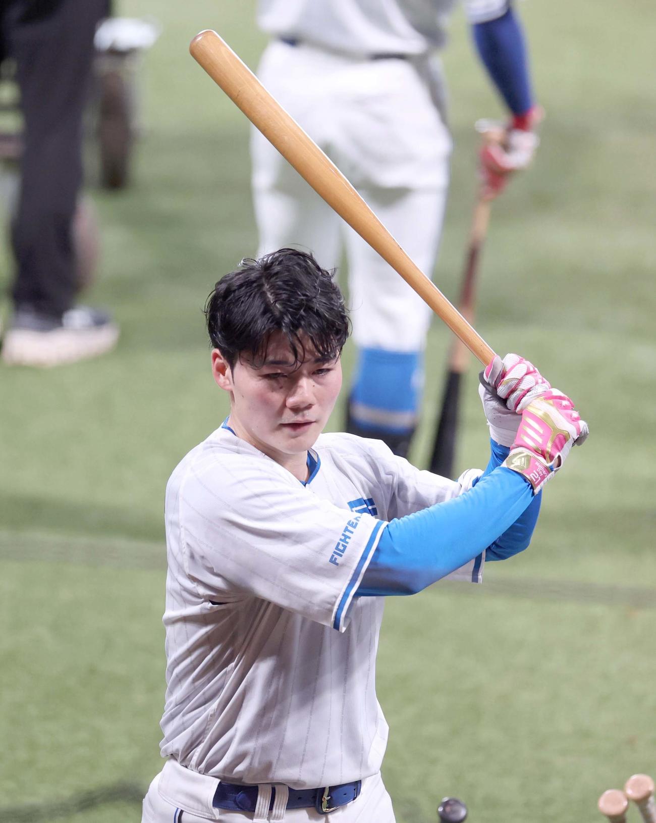 さまざまな形状のバットでティー打撃する日本ハム清宮幸（撮影・黒川智章）