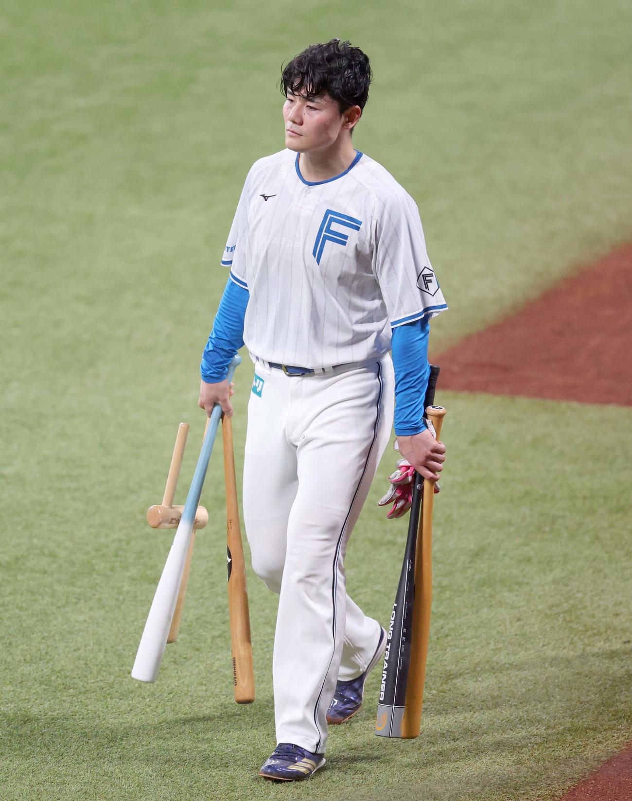様々な形状のバットを持ち込む日本ハム清宮幸（撮影・黒川智章）