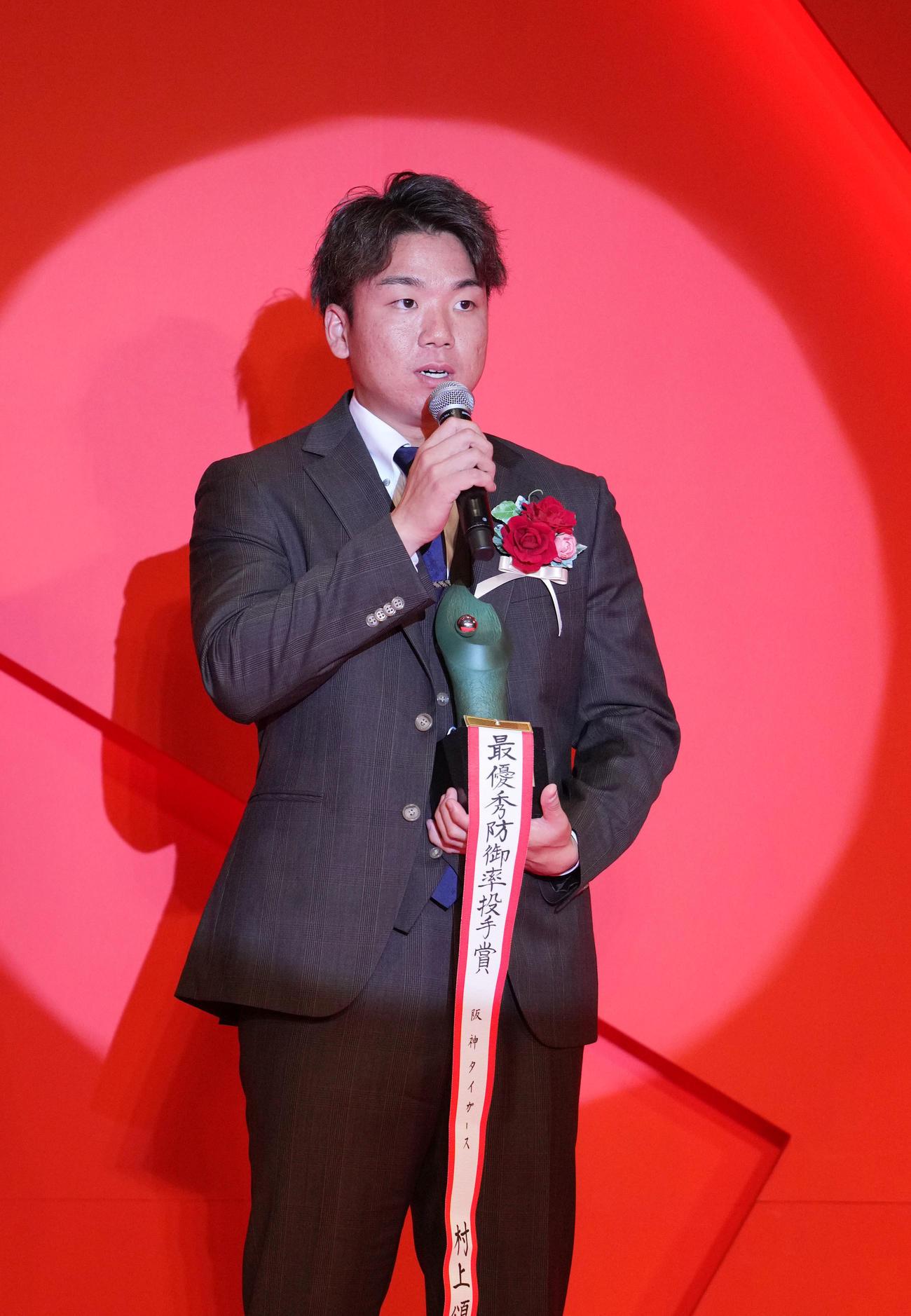 スーツ姿で喜びを語る阪神村上（2023年11月撮影）