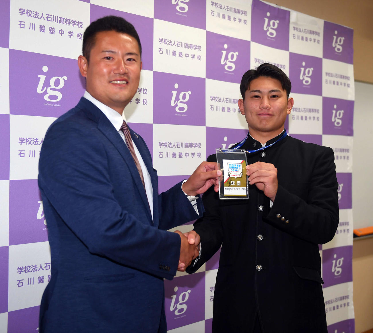 指名あいさつを受けた楽天ドラフト4位の学法石川・大栄（右）と近藤スカウト（撮影・山田愛斗）