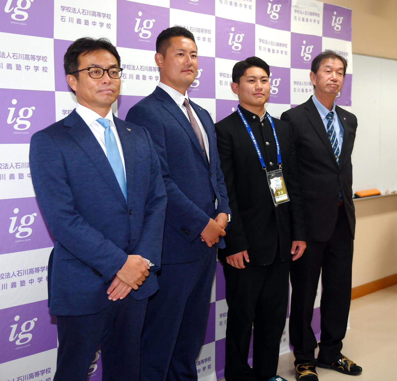 指名あいさつを受けた楽天ドラフト4位の学法石川・大栄（右から2人目）。左から愛敬スカウト部長、近藤スカウト、1人おいて佐々木監督（撮影・山田愛斗）