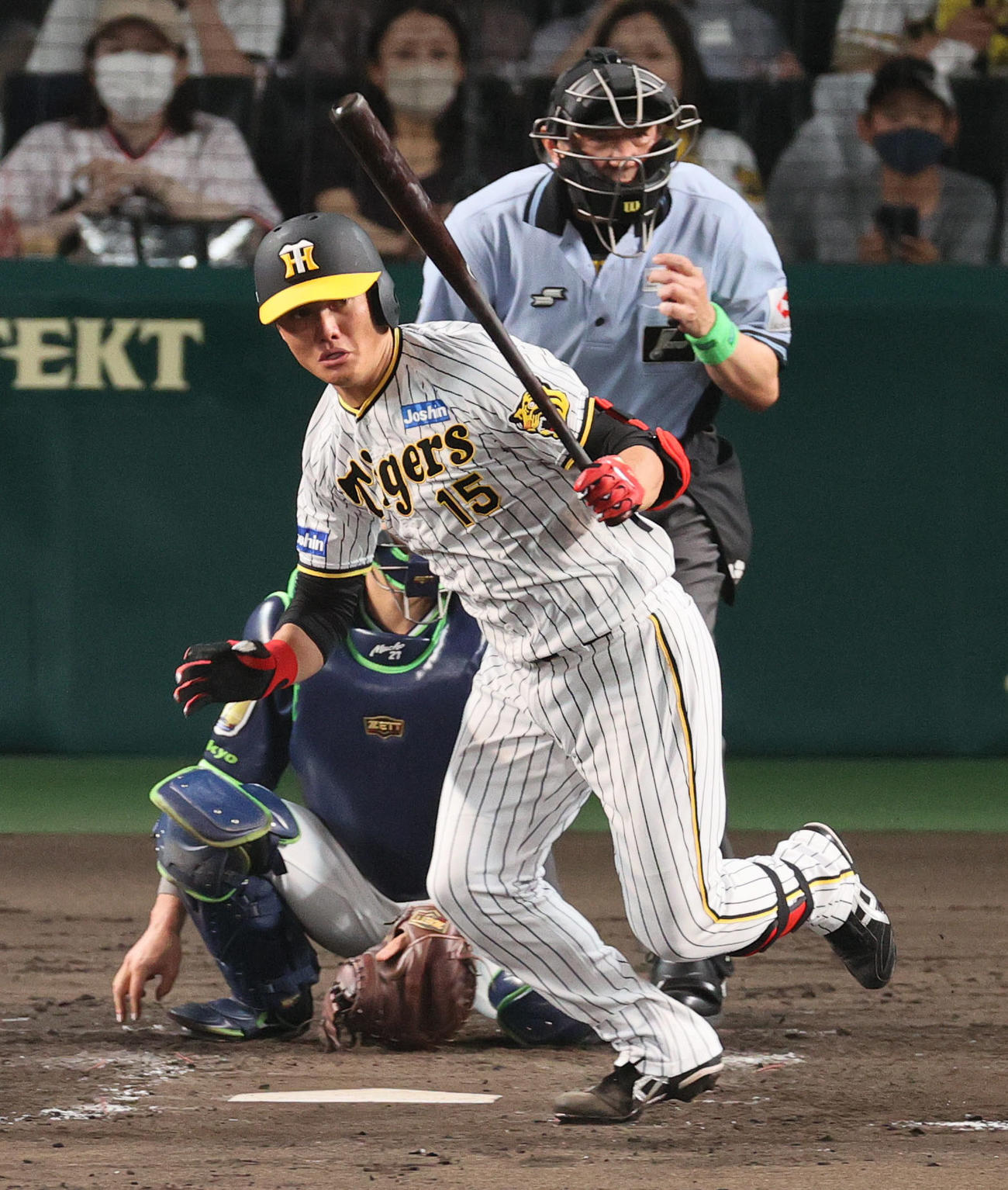 左前打を放つ西純（2023年7月撮影）