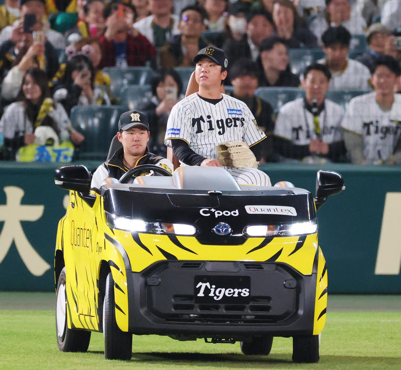 日本シリーズ第5戦　阪神村上はリリーフカーで10回表のマウンドに向かう（2025年10月30日撮影）